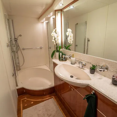 船屋 The Lux Yachts - Luxury Private Yacht Experience